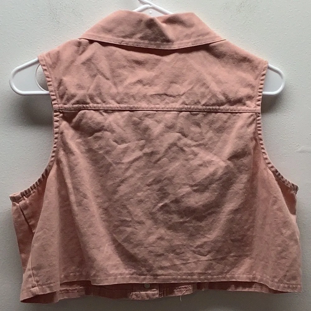 KnitWorks Girl’s Size 221/2 Plus Size Sleeveless Peach Denim Vest. Preloved